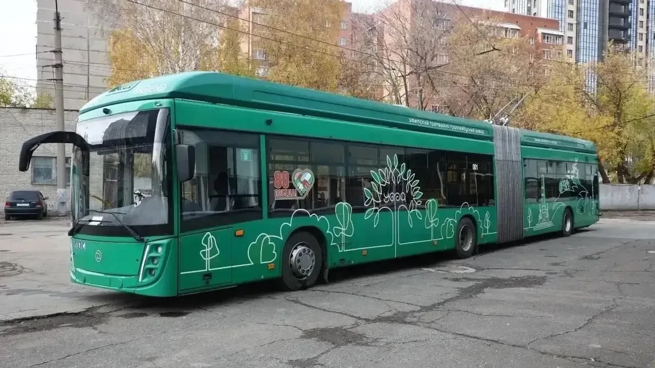 В Новосибирск из Уфы прибыл троллейбус «гармошка» большой вместимости для испытаний