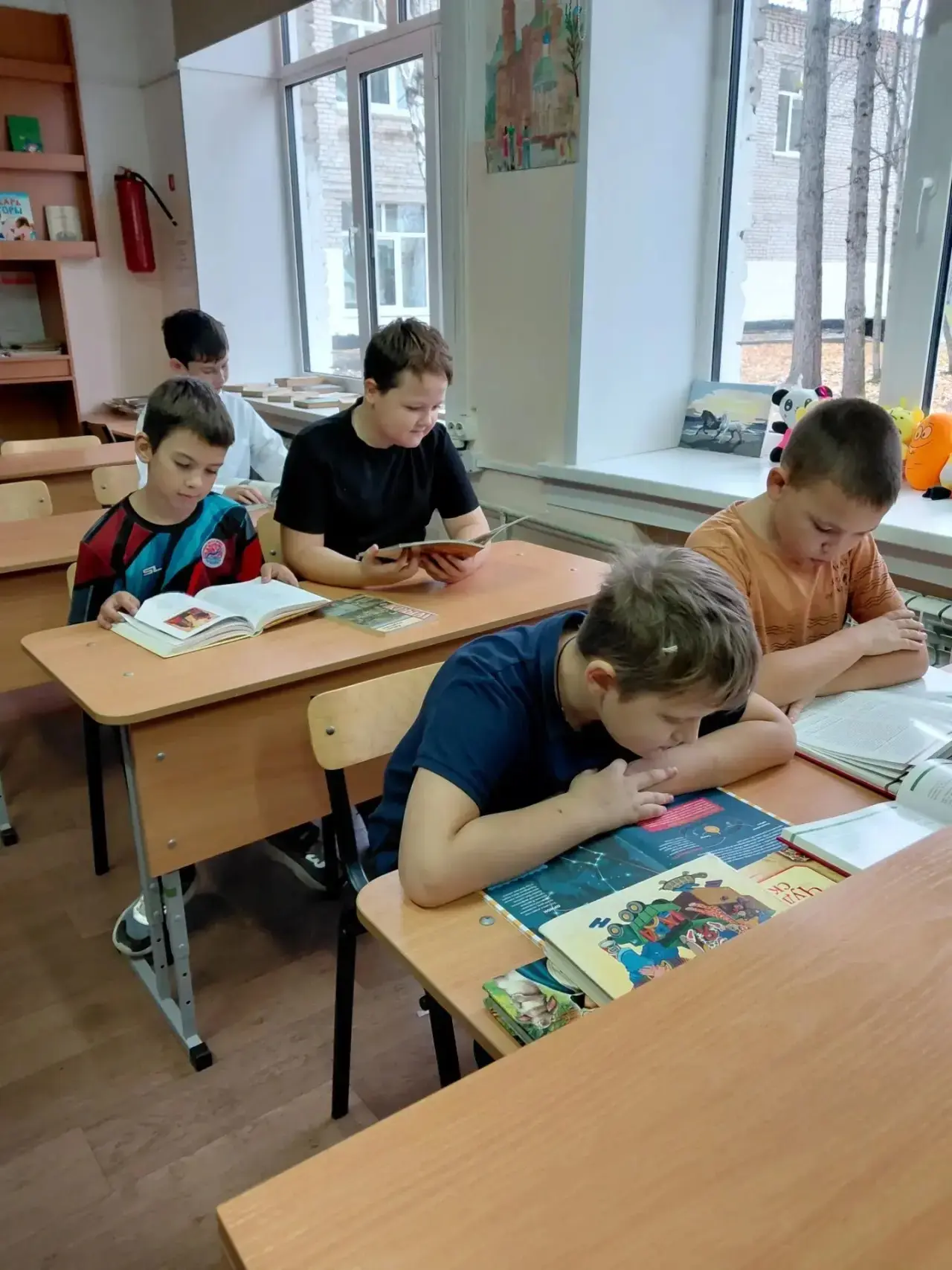 Библиотека - это отличное место для детишек, чтобы скоротать время до тренировки!