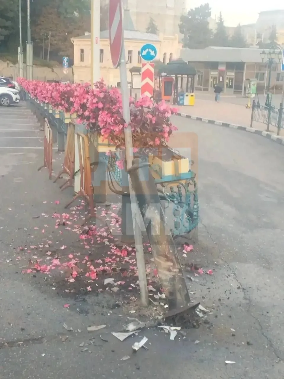 → 🚧 В Кисловодске водитель повредил ограждение с цветами.