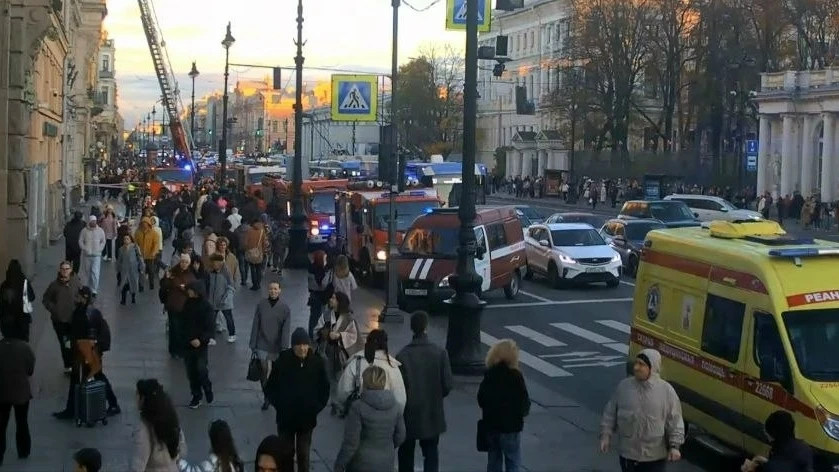 Десяток пожарных машин и скорая помощь съехались к зданию Театра комедии на Невском про...