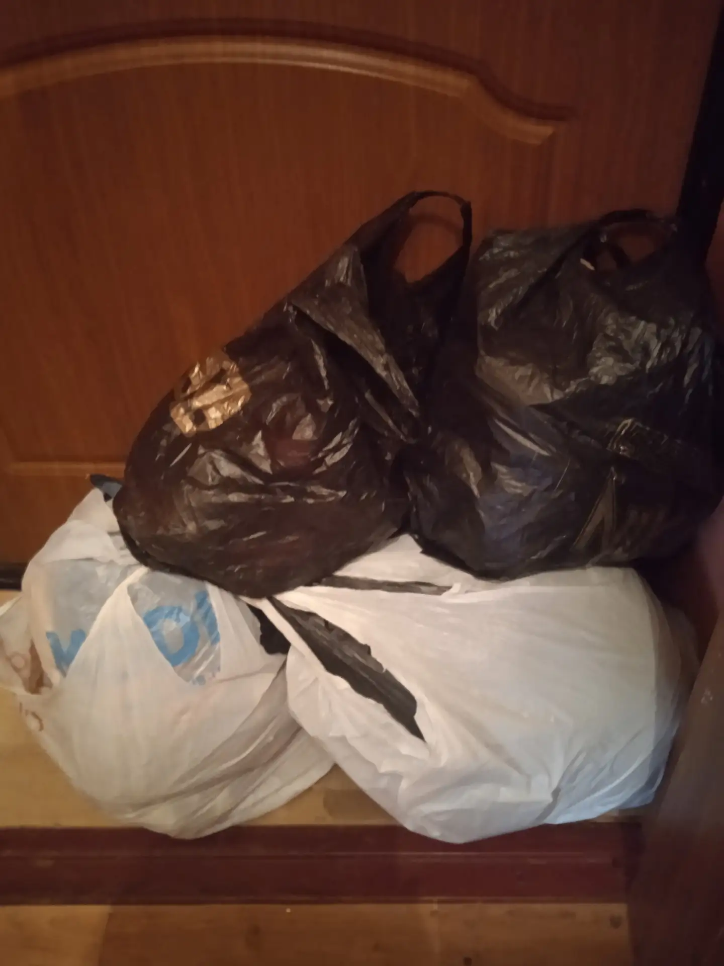 Отдам  Даром Малоимущим  Вещи в пакетах - Водолазки ,  лосины  , шапку , сапоги  и ТД !...