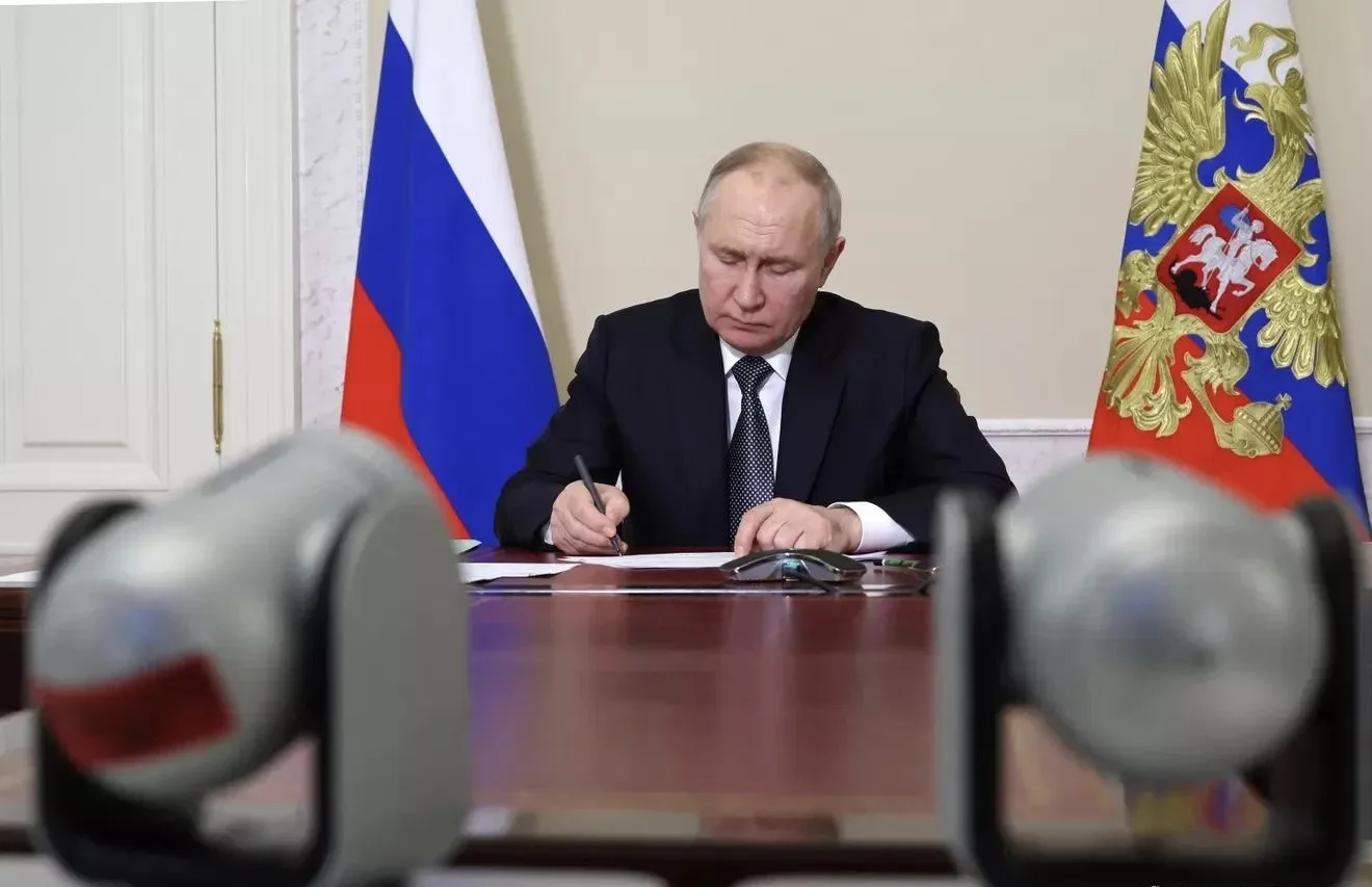 То есть, предприятия в России продолжают выполнять приказы властей США. Даже в условиях...