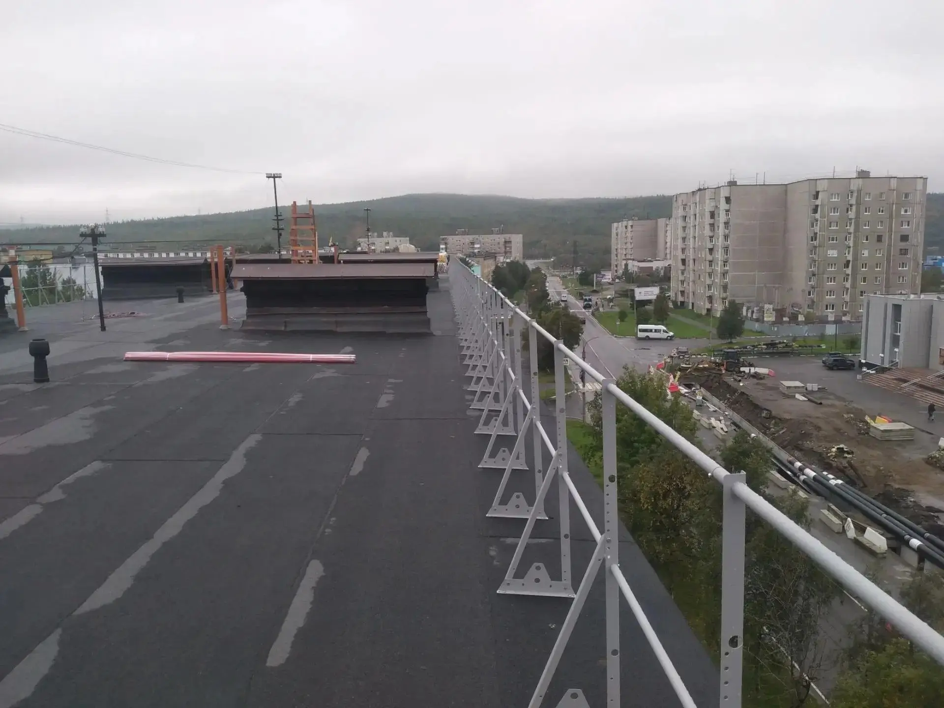 В 2026 году в Мурманской области капитально ремонтируют крыши 150  домов 💪