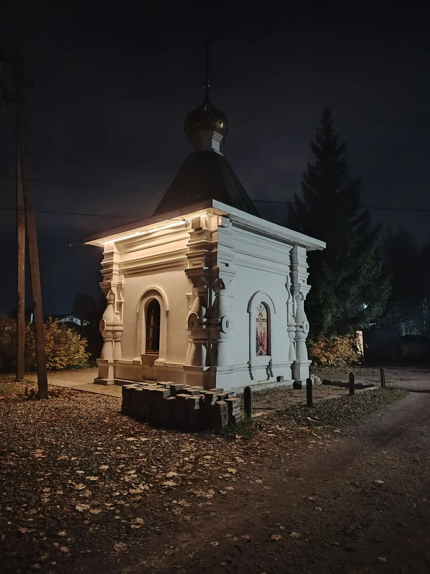 Неожиданно увидеть такое на окраине города, в частном секторе. Часовня Воздвижения Крес...
