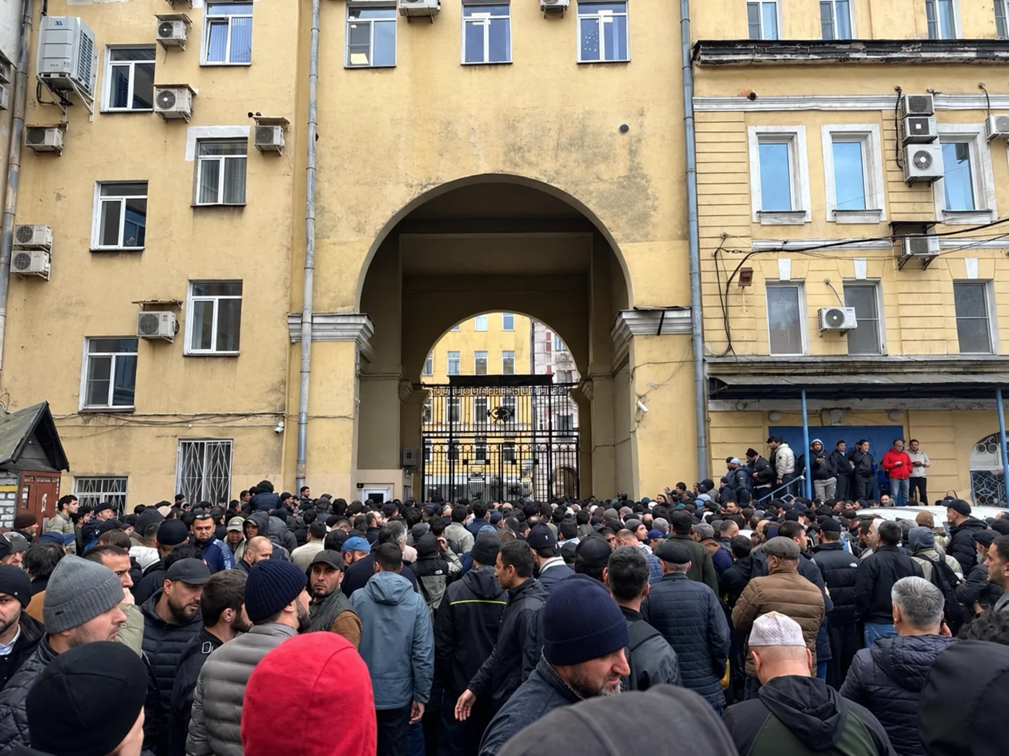 🚔 Сенной рынок в Петербурге временно закрыли. Там столпотворение и ОМОН