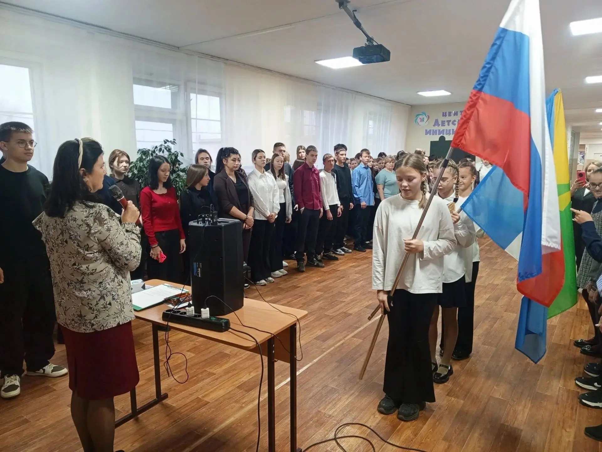 Новая учебная неделя началась с традиционной линейки, на которой отметили успехи ученик...