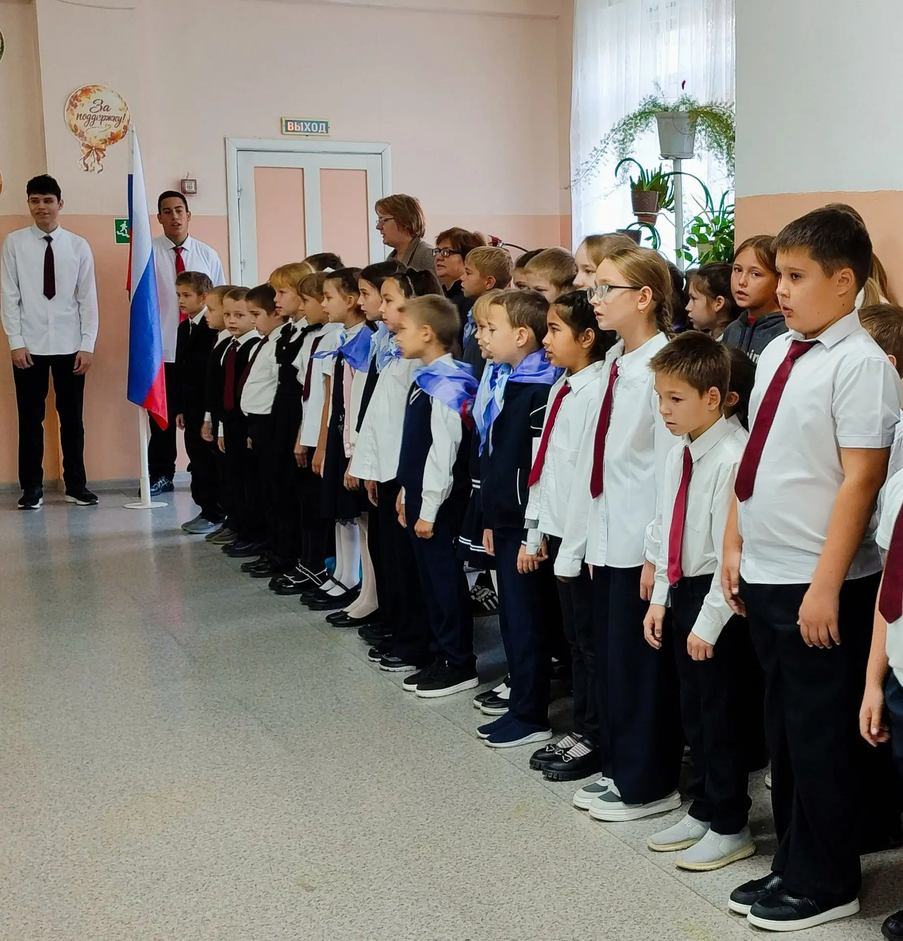 ☀Утро понедельника в 3-м корпусе ОЦ №4, как всегда, началось с торжественной школьной л...