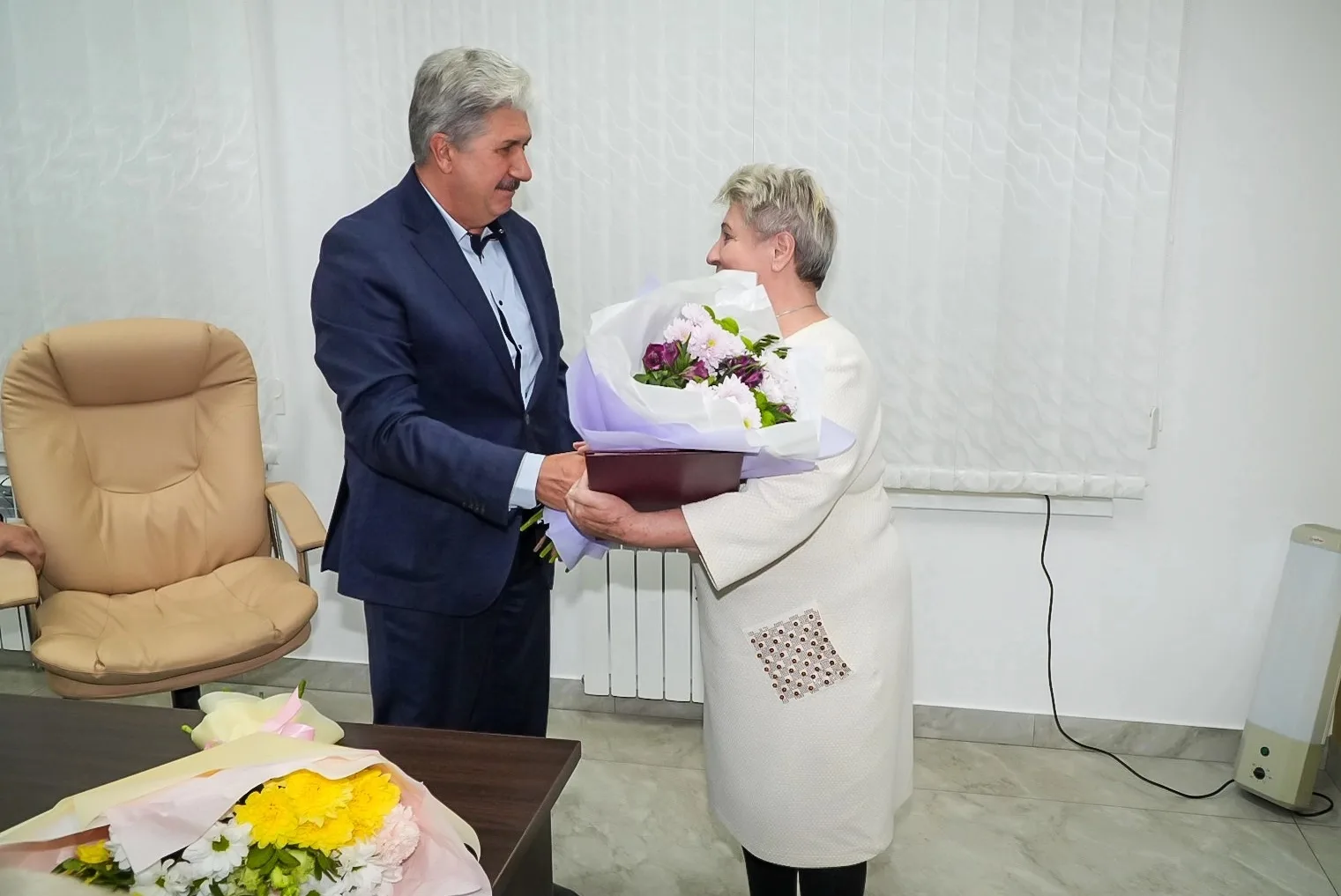 🎉 Сегодня в администрации Еткульского округа Глава округа Юрий Кузьменков вручил заслу...