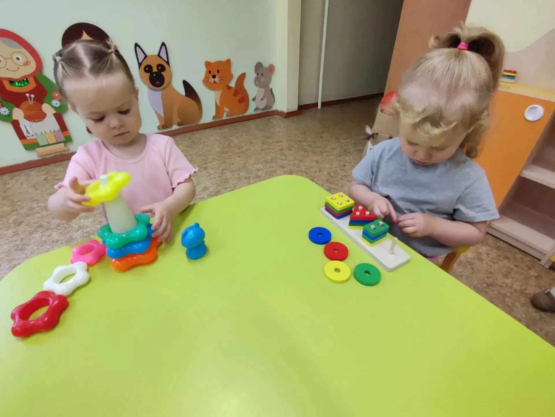 В первой младшей группе прошли увлекательные игры на развитие мелкой моторики. Малыши с...