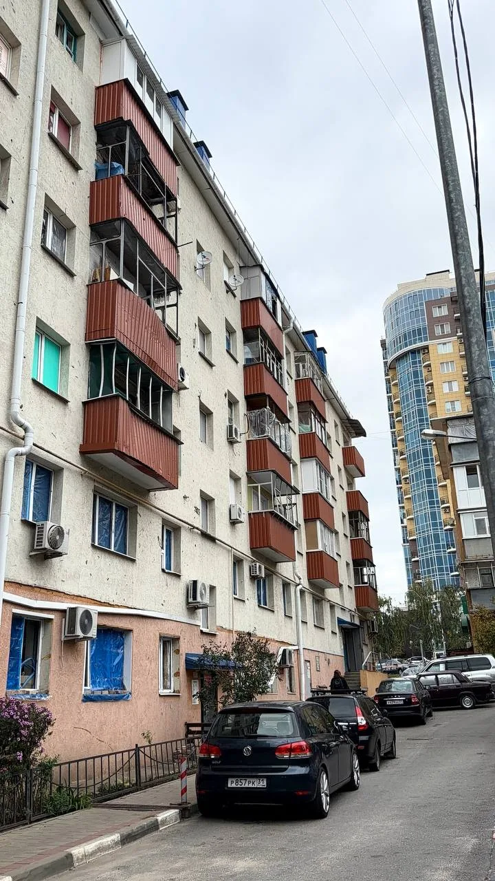 В многоэтажке на Николая Чумичова, который пострадал при атаке беспилотников 9 августа,...