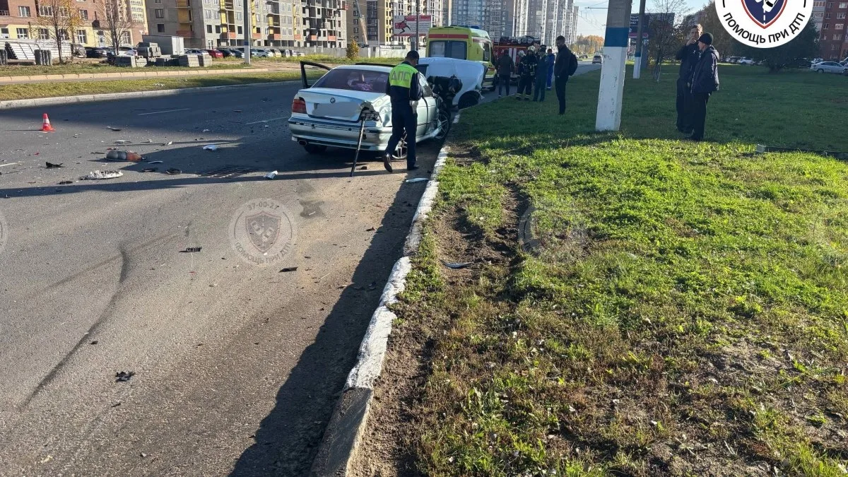 Жесткое ДТП в Новочебоксарске: BMW на скорости вылетел с кольца на улице Советской и пр...