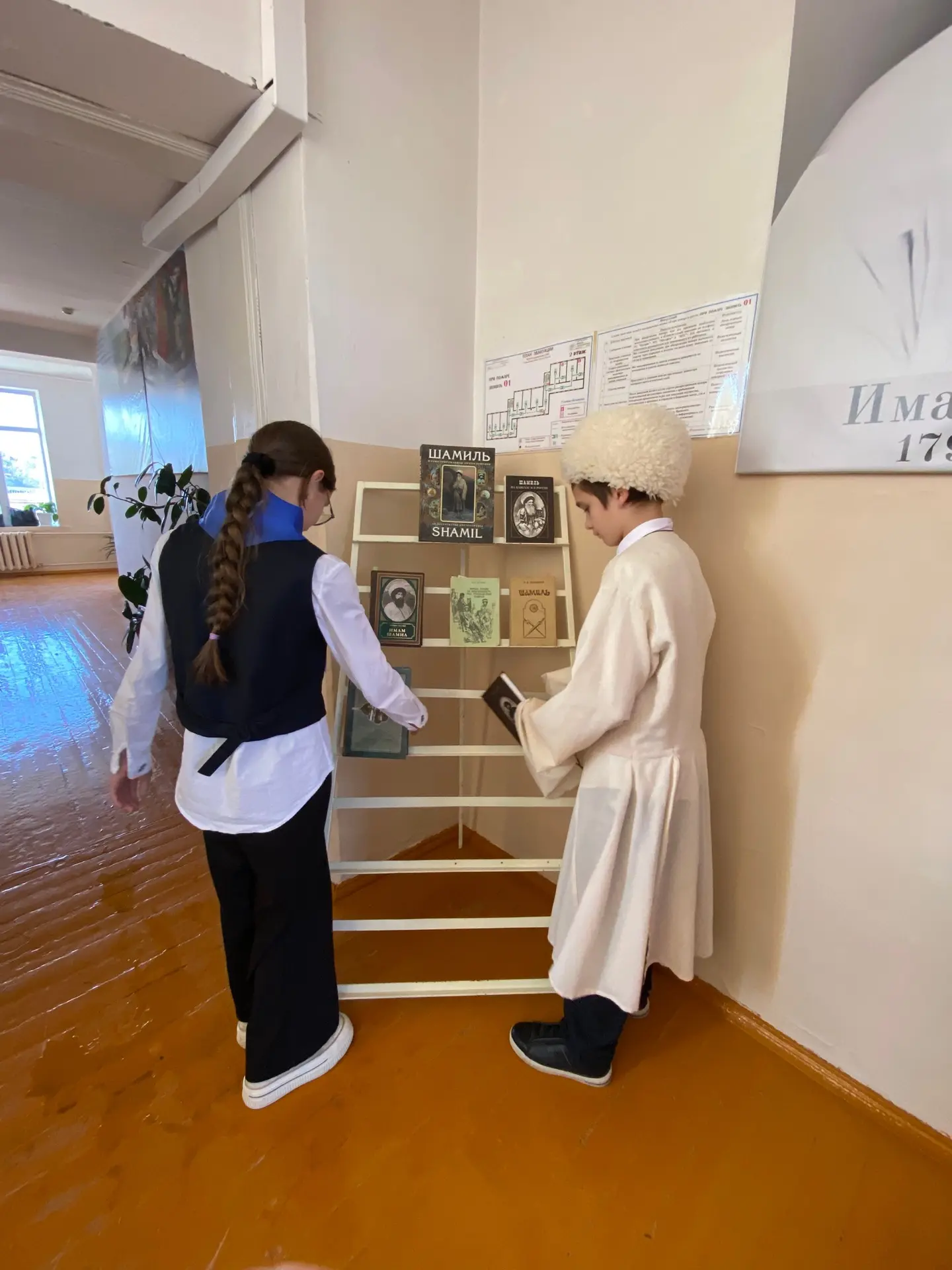 В МКОУ «Верхнекаранайская СОШ» прошла историко-документальная выставка, посвящённая нац...