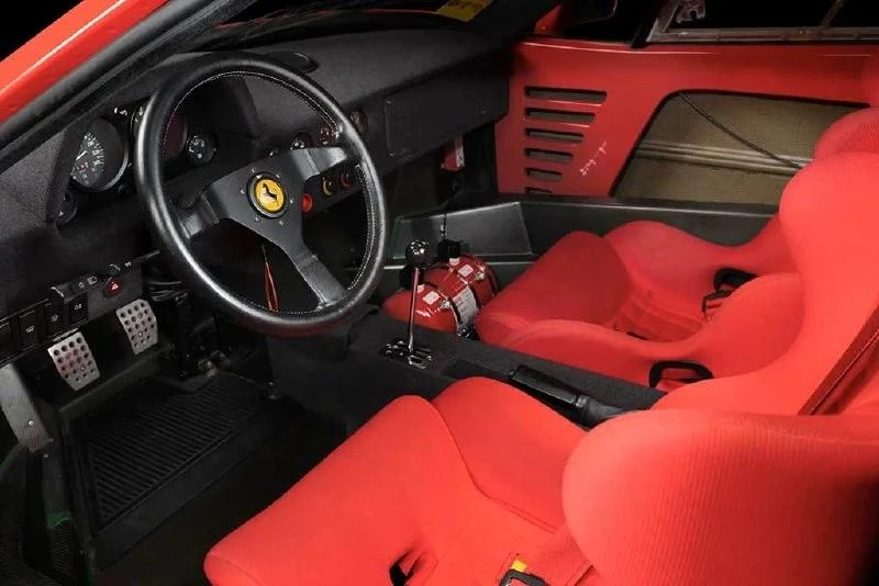 Аукционный дом RM Sotheby's выставил на торги уникальную Ferrari F40 1990 года.