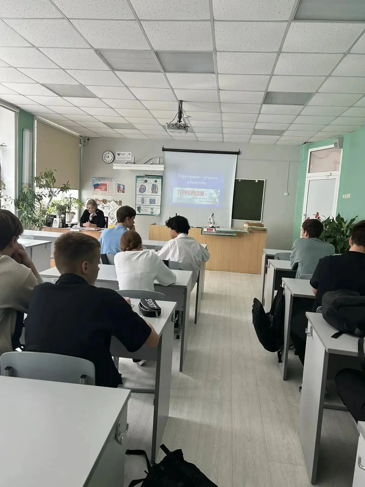 В рамках профилактики терроризма и экстремизма специалист центральной библиотеки для уч...