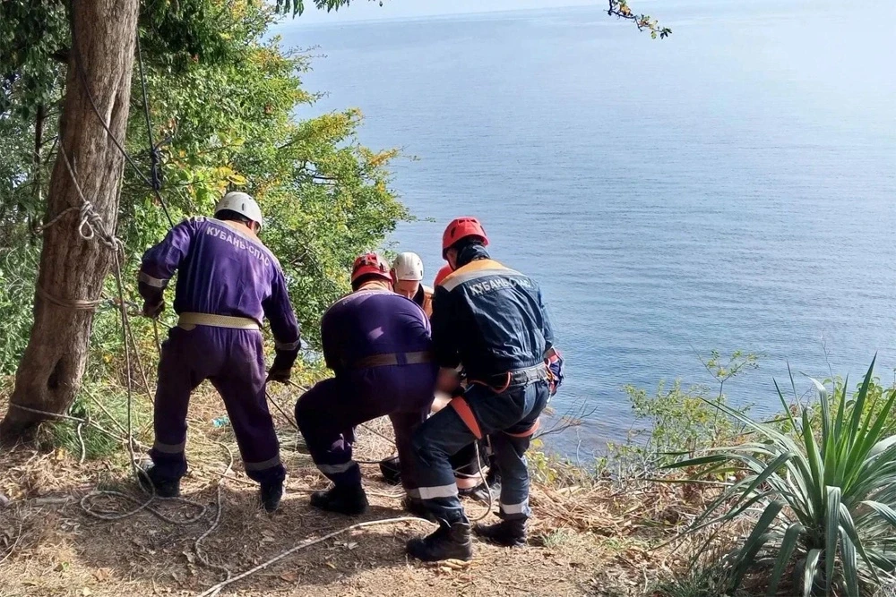 В Сочи спасатели эвакуировали зависшего над обрывом мужчину