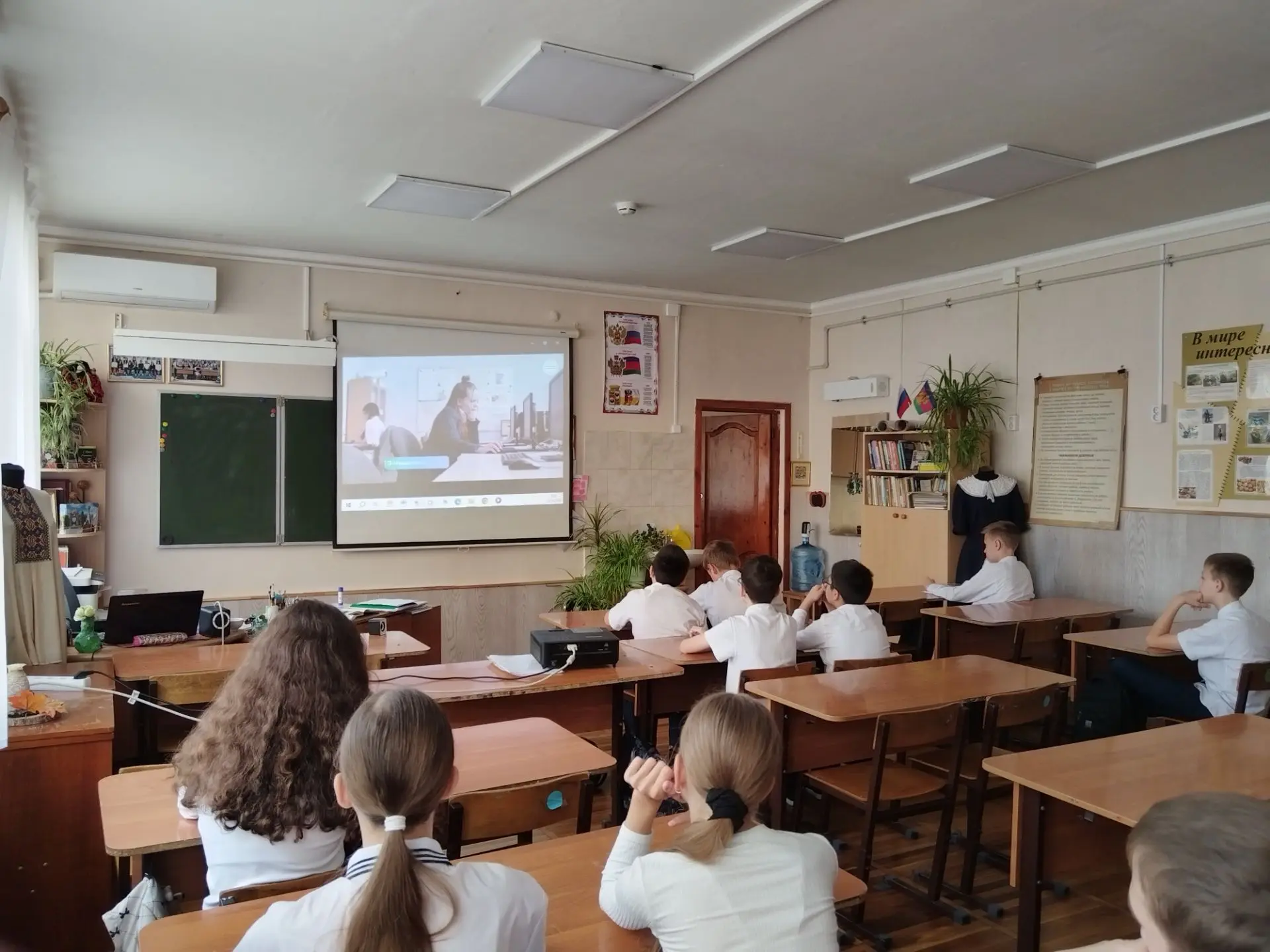 В рамках урока "Россия- мои горизонты в 6б и 7а классах прошёл урок на тему" Россия ком...