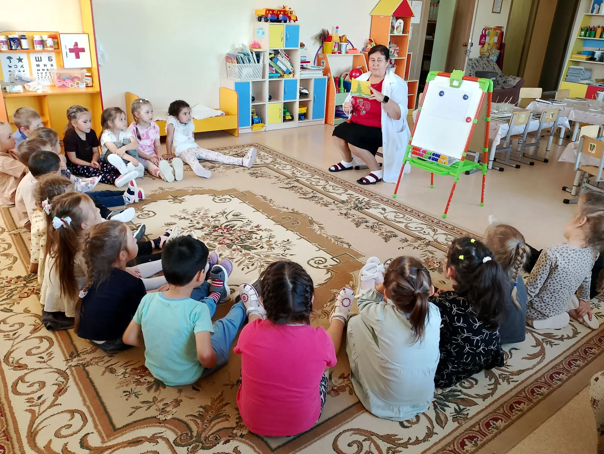 Зурлар  төркемендә сурәтләү эшчәнлеге узды. Балалар Саба флагының төсләре , андагы рәсе...
