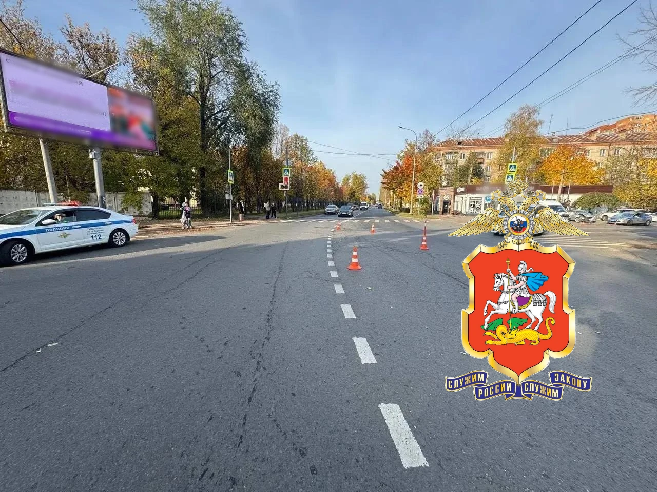 Сотрудники полиции разбираются в обстоятельствах ДТП с участием автомобиля скорой помощ...