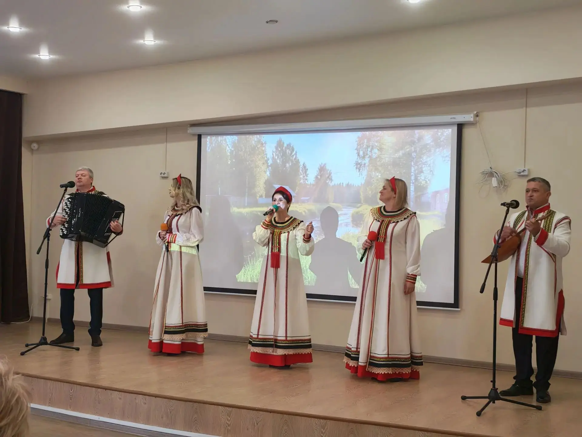 Праздник в Нижнем Ломове: ансамбль «Лейся, песня!» подарил настроение аграриям!