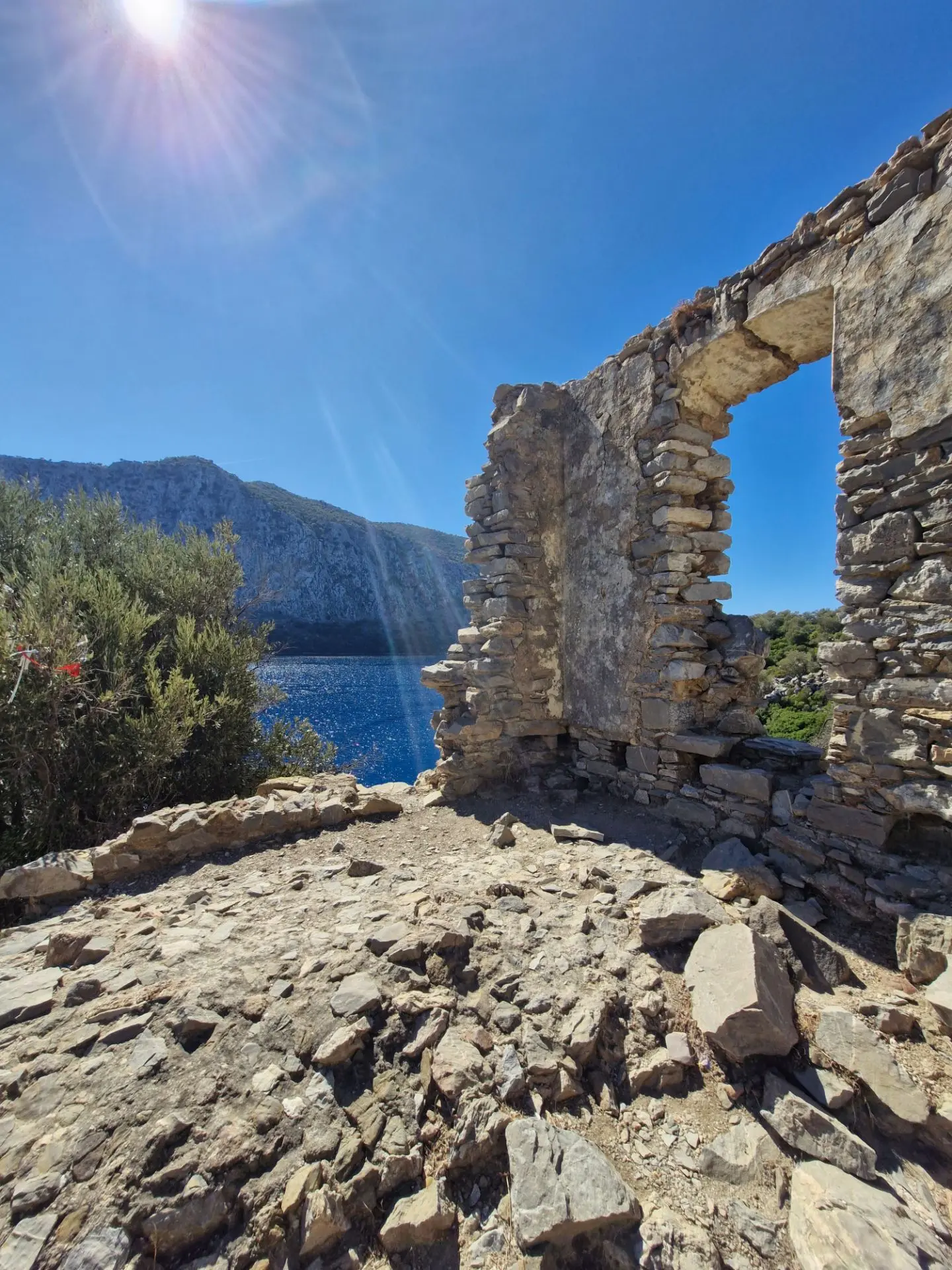 📍 Руины византийского монастыря 12 века, остров Камелия (Kameriye Island, также встреч...