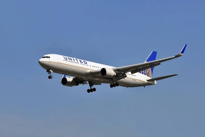 Самолет компании United Airlines, летевший из Вашингтона в Амстердам, подал сигнал бедс...
