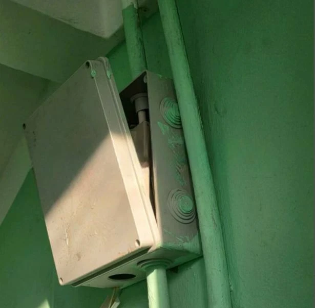 ⚡ В подъезде на Татищева снова разломали электрощитки