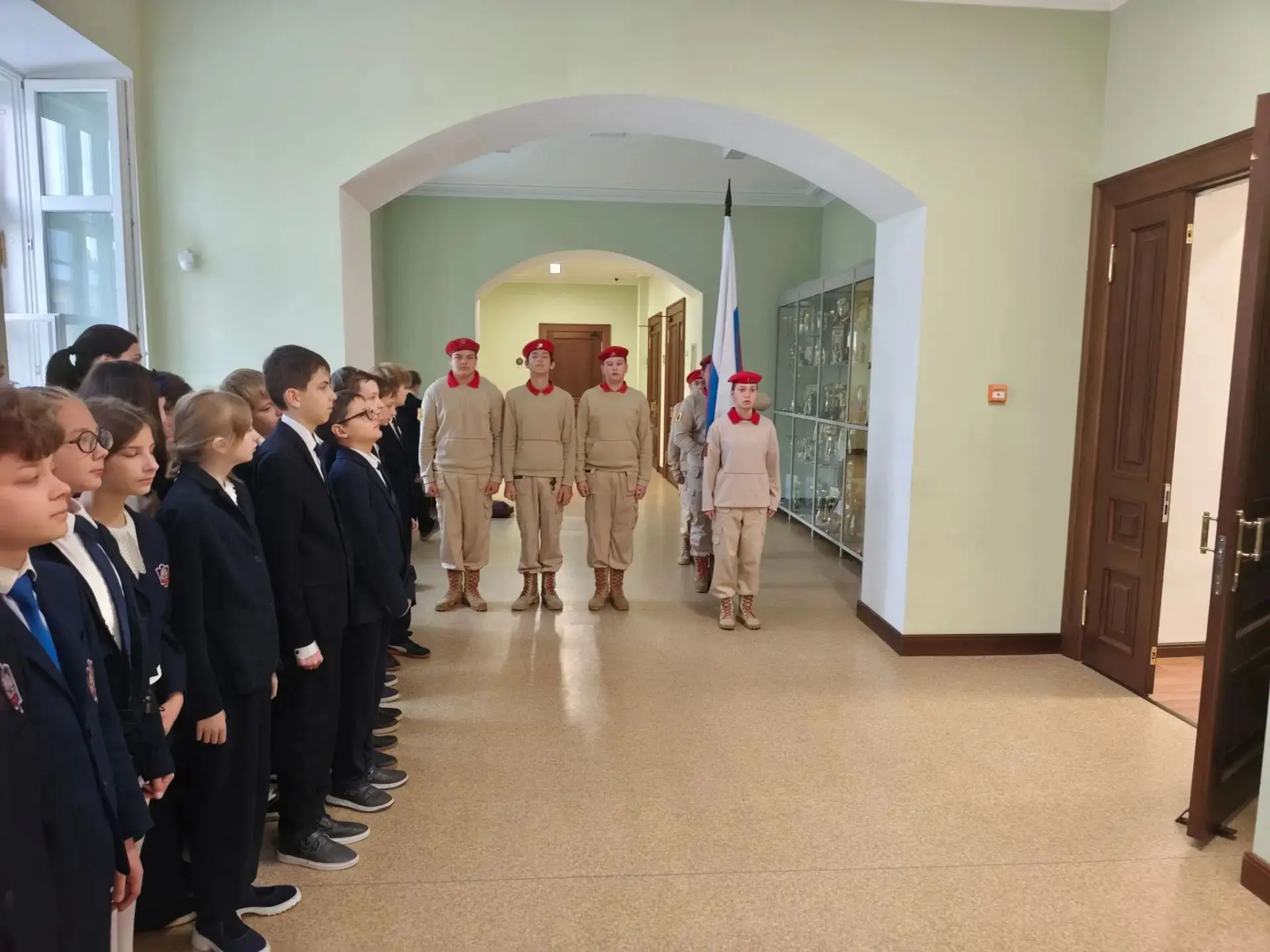 В понедельник  в нашей гимназии прошла традиционноая церемония поднятия Государственног...