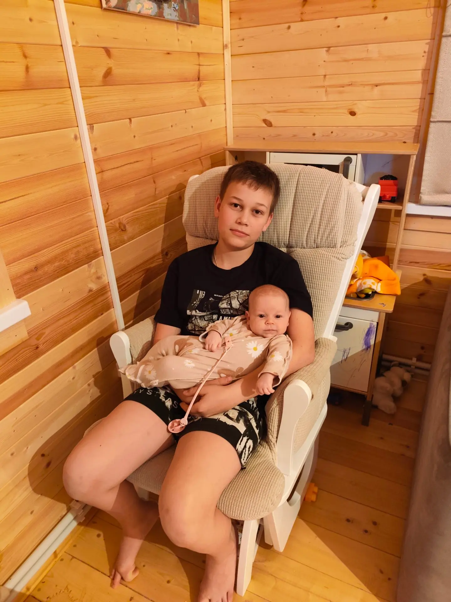 Сегодня с Варей на руках смотрит мультики Сергей. Помоему им просто нравится моё кресло...