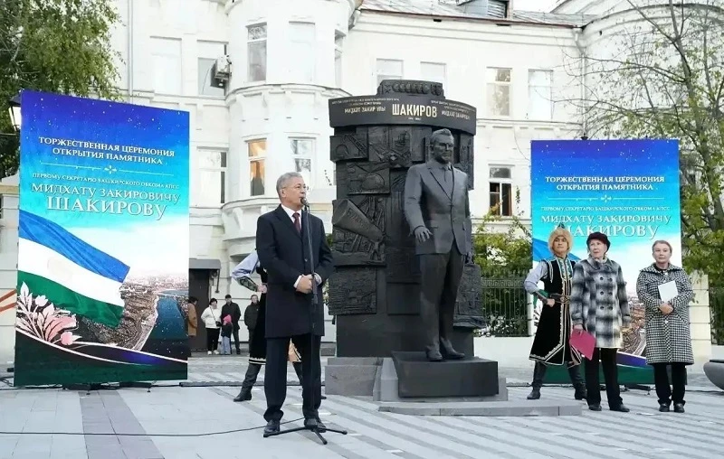 В Уфе открыли памятник Мидхату Шакирову