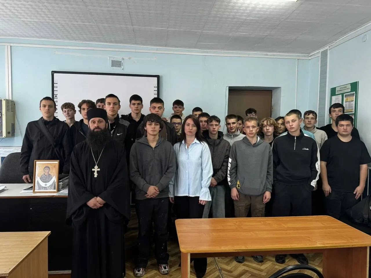 ⛪ В Россошанском техникуме священник рассказал студентам о празднике Покрова Богородицы.