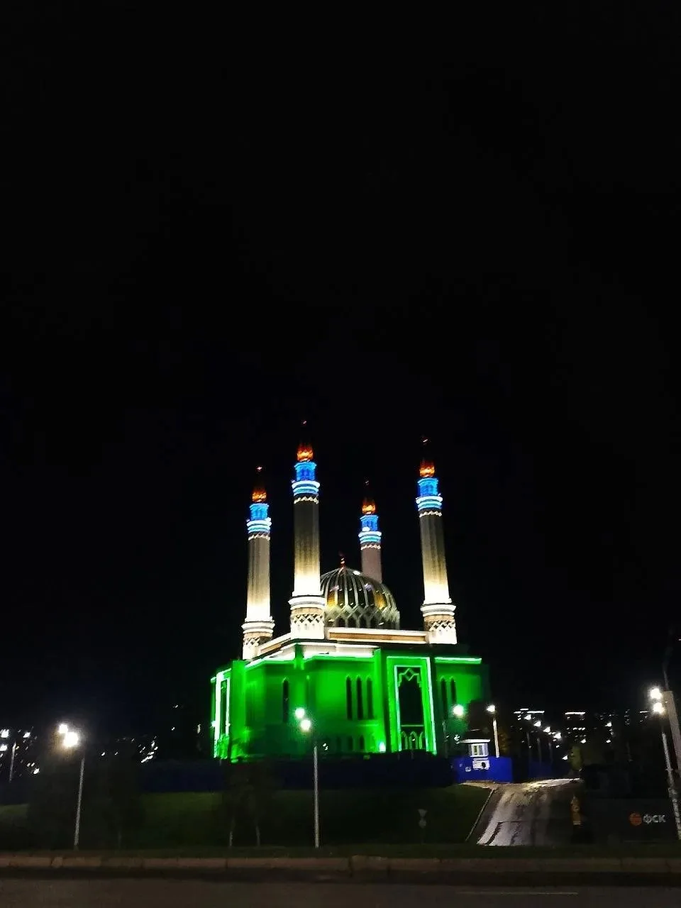 💚🤍💙 Мечеть Ар-Рахим в Уфе подсветили в цвета флага Башкортостана в преддверии дня Ре...