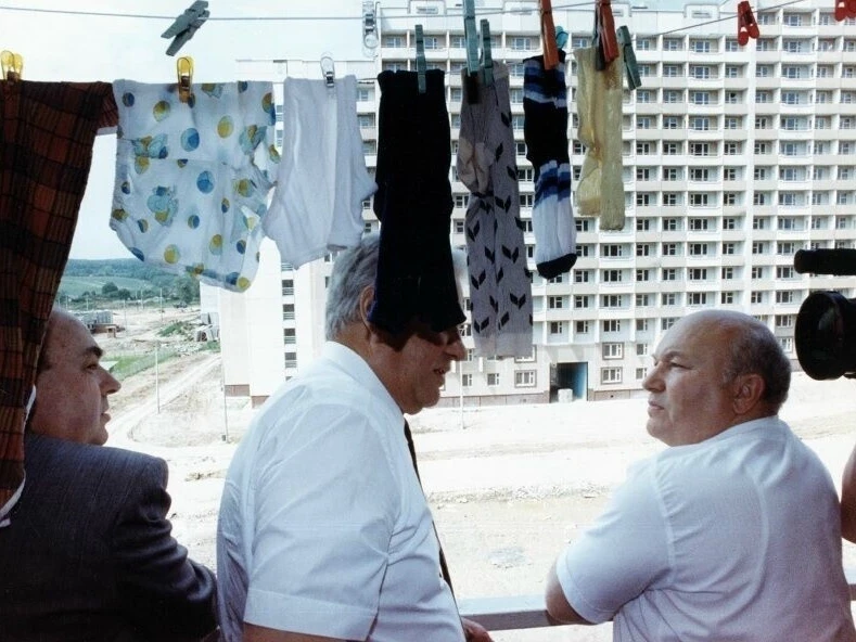 📷 Борис Ельцин и Юрий Лужков в новостройке, 1992 год.
