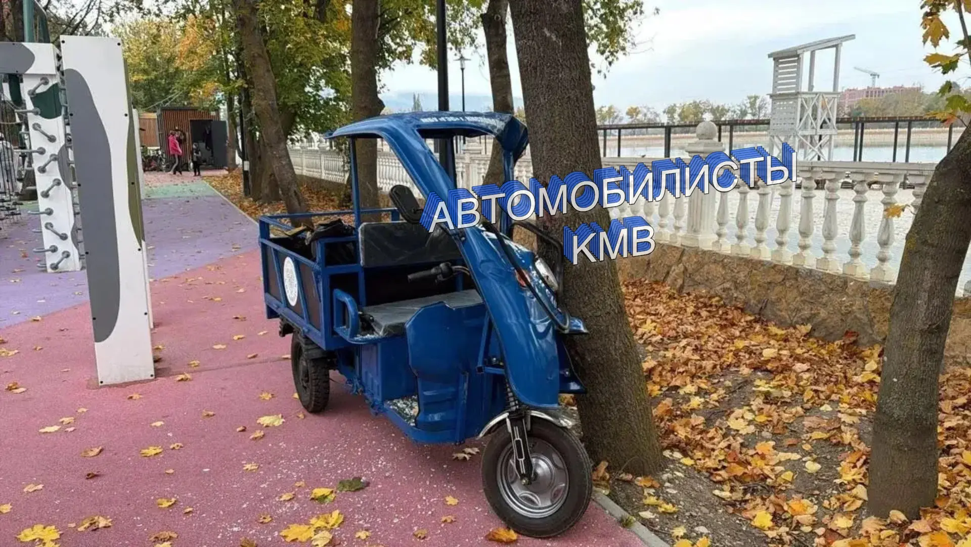 6-летняя девочка угнала спецтехнику и устроила аварию .