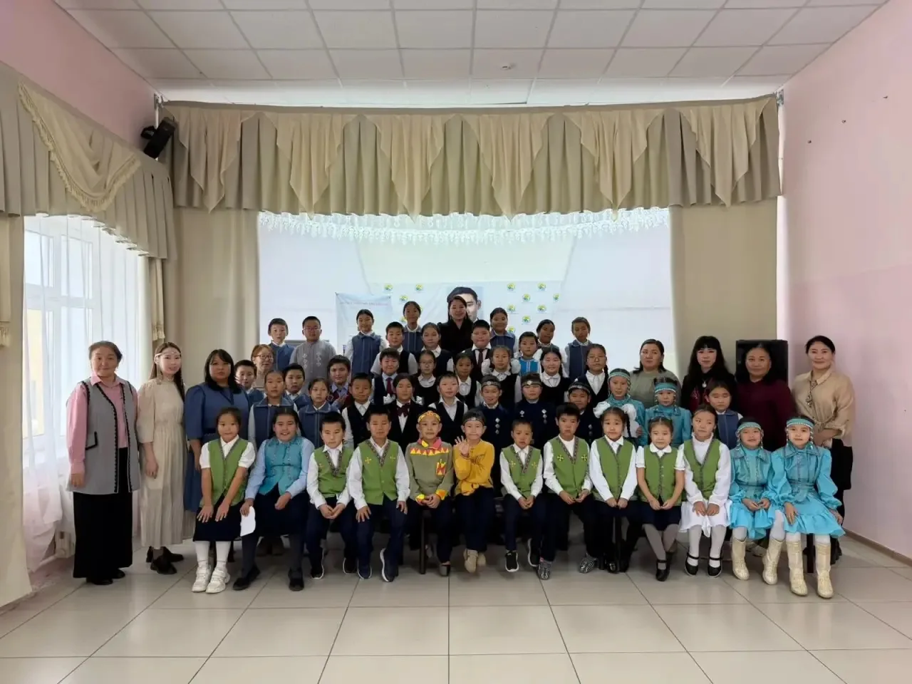 Одьулуун орто оскуолатыгар БИБЛИОТЕКА ДЕКАДАТА «Күргүөм ааҕыы» күрэҕинэн үөрүүлээхтик с...