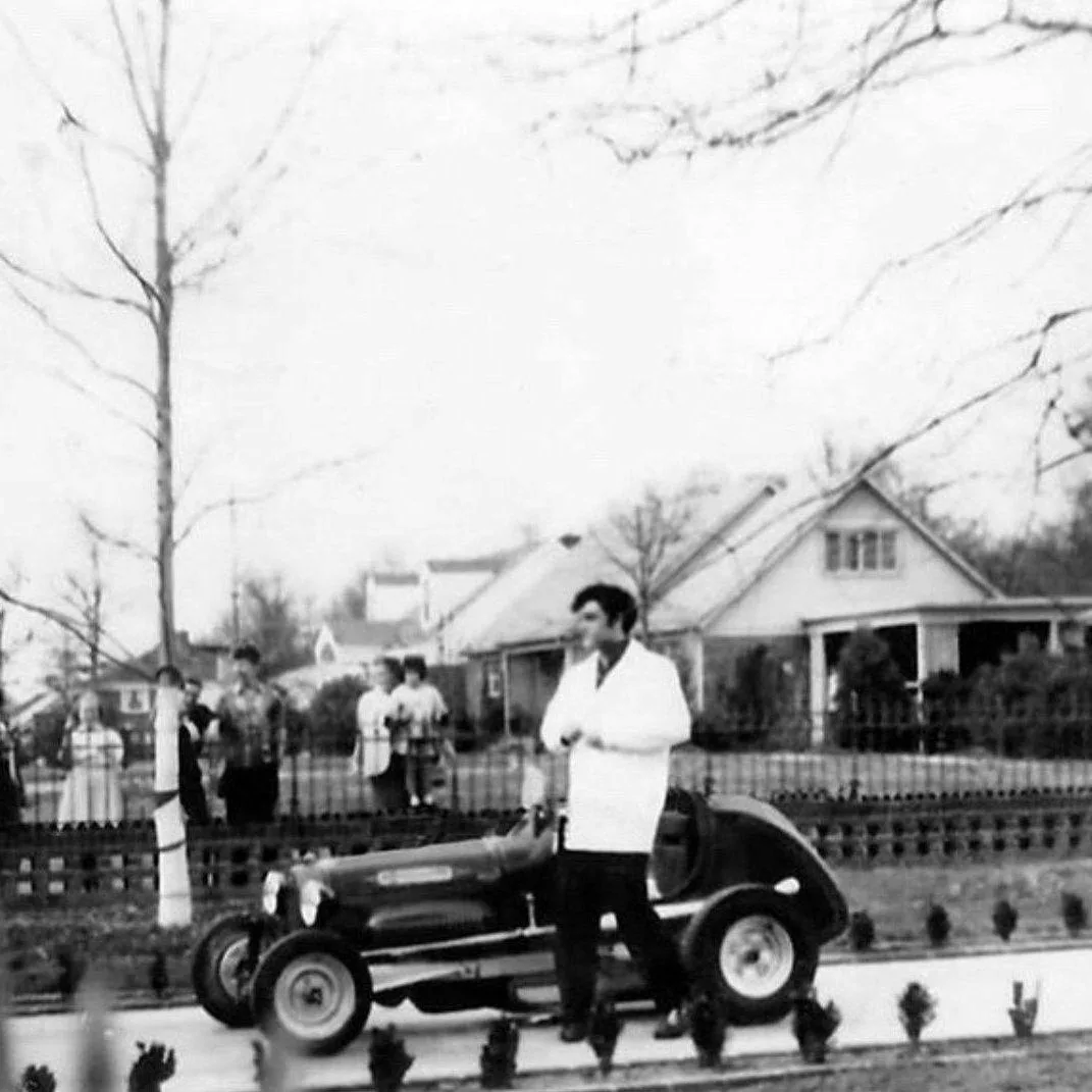 Элвис Пресли со своим гоночным автомобилем «Solar Midget» 1946 года выпуска перед своим...