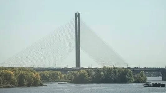 По Южному мосту в Киеве нанесен очередной, уже шестой по счету удар. Исходя из характер...