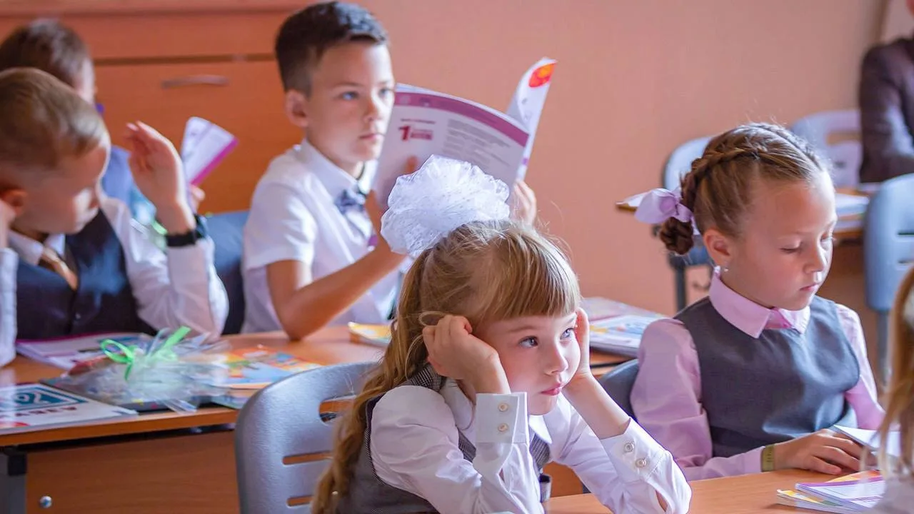 🏫 В Общественной палате предложили перенести начало уроков в школах на 9:00