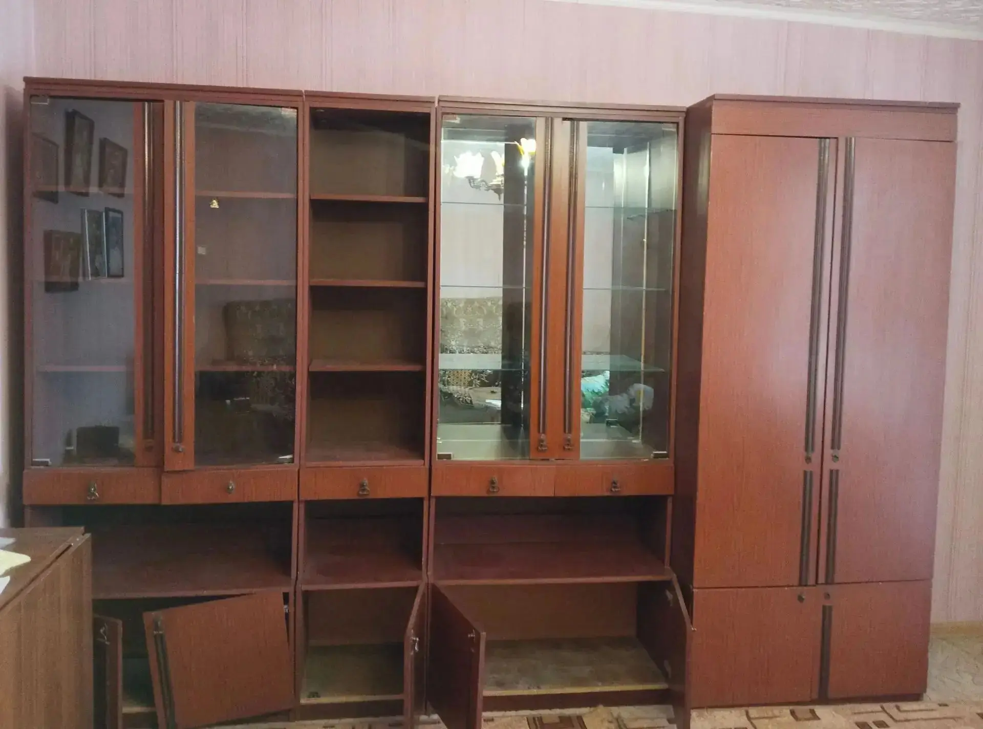 Продается стенка, цена 3500. Самовывоз.
