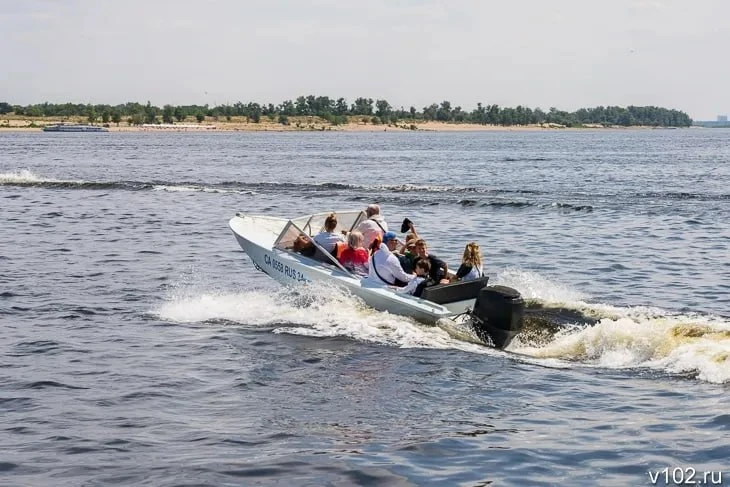 Волгоградцы с наступлением жаркой погоды массово переправляются на остров Сарпинский. К...