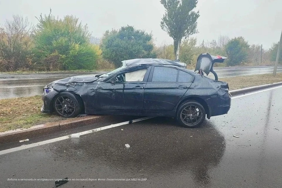 Водитель погиб, подростка с травмами увезли в больницу: В Донецке во время дождя BMW уш...