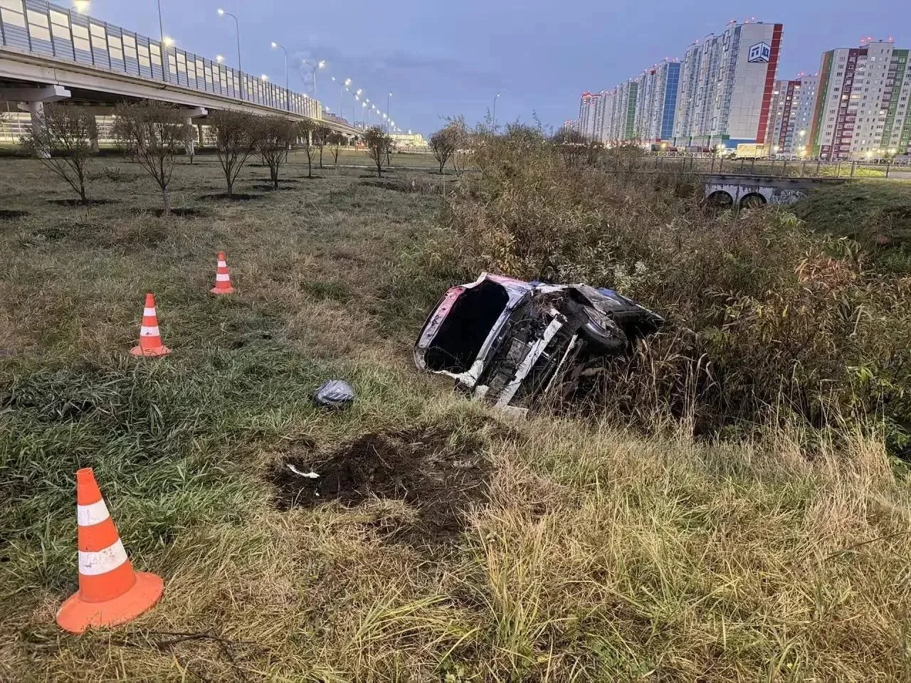 Автомобиль каршеринга оказался в кювете