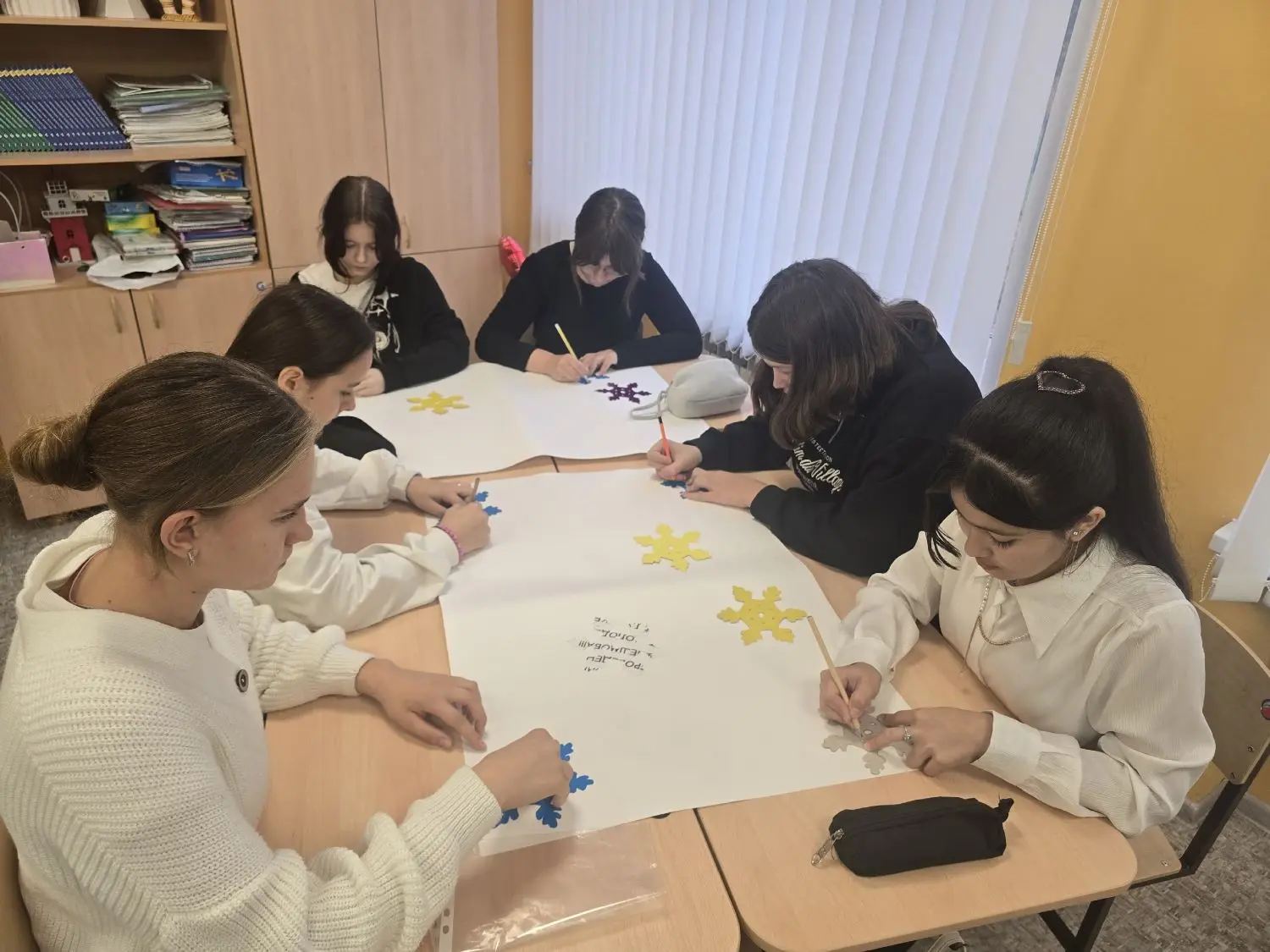 📸 В школе № 1 уже готовятся к Новому году​