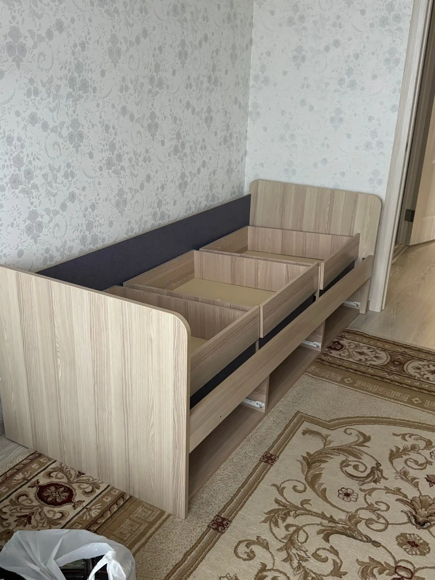 Отдам даром односпальную кровать, с 3-мя ящиками для хранения под спальным местом. Внеш...
