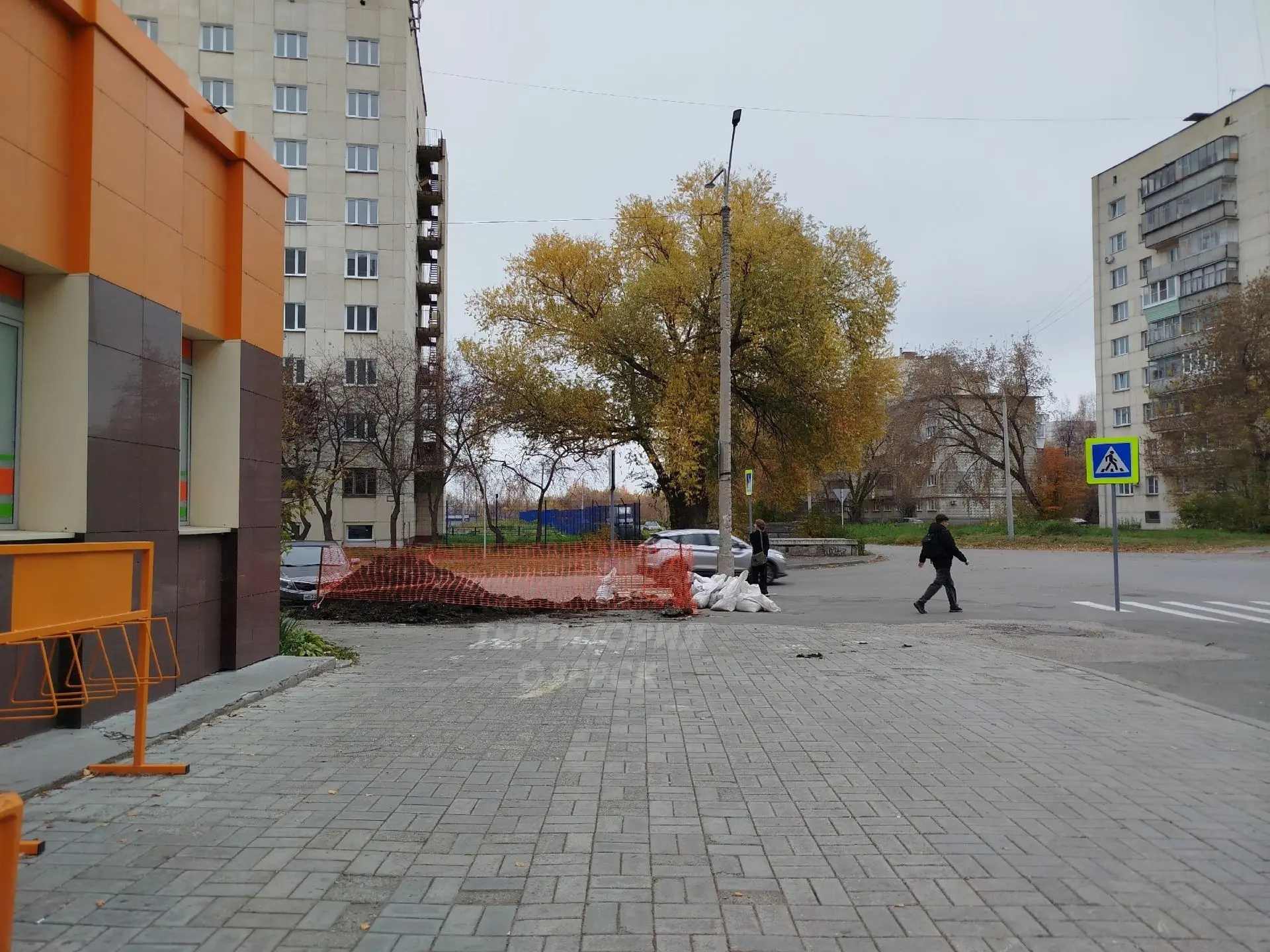 Немного старого города вам в ленту. Раскопок много - значит, работа идёт. Меняют старые...