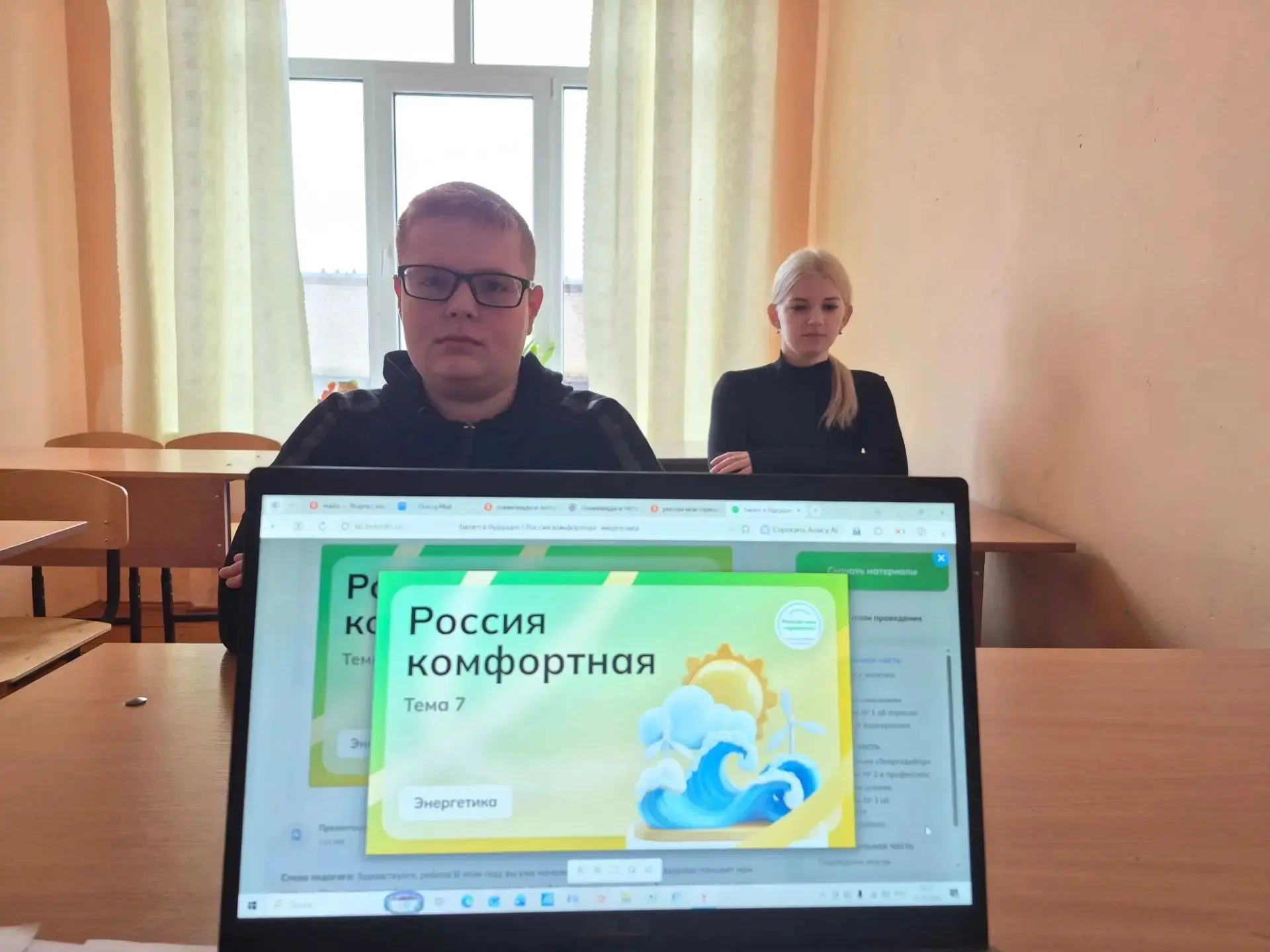 Сегодня, 15 октября, в МКОУ "Среднеольшанская СОШ" прошли внеурочные занятия «Россия — ...