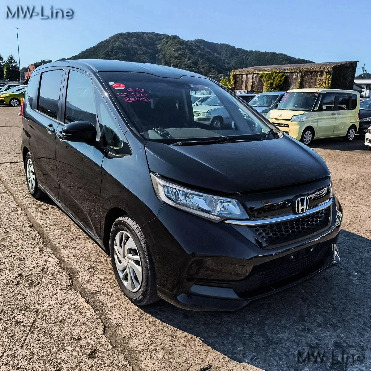 Honda Freed на ярде и готовится к отправке во Владивосток