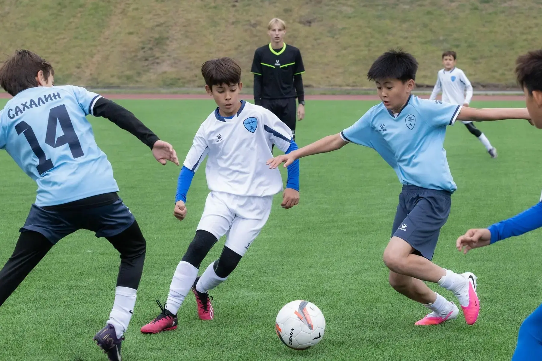 ⚽ Реконструкция футбольного поля на стадионе "Спартак" завершилась в Южно-Сахалинске