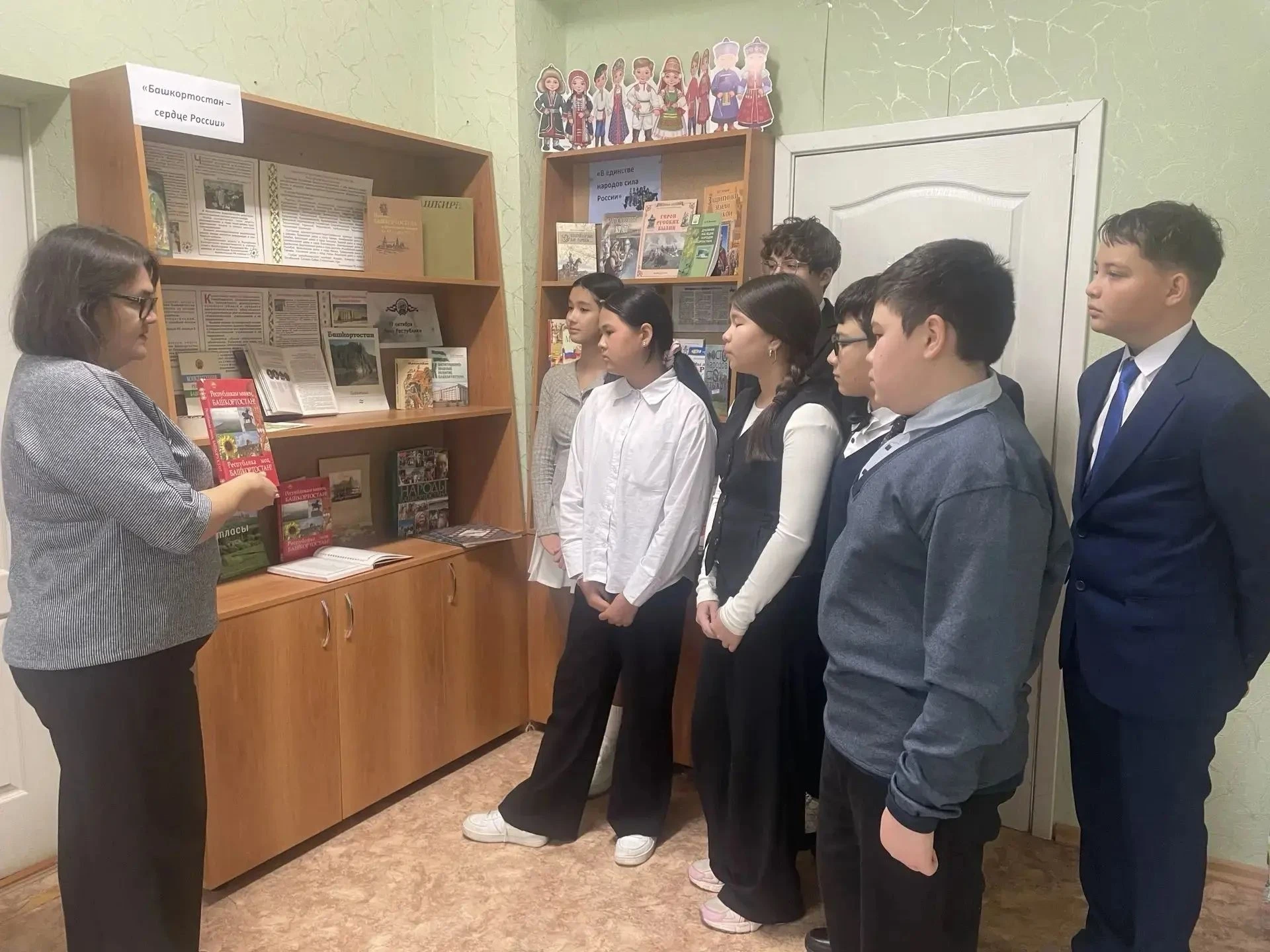 В библиотеке МОБУ Гимназии № 14 была оформлена выставка «Башкортостан – сердце России» ...
