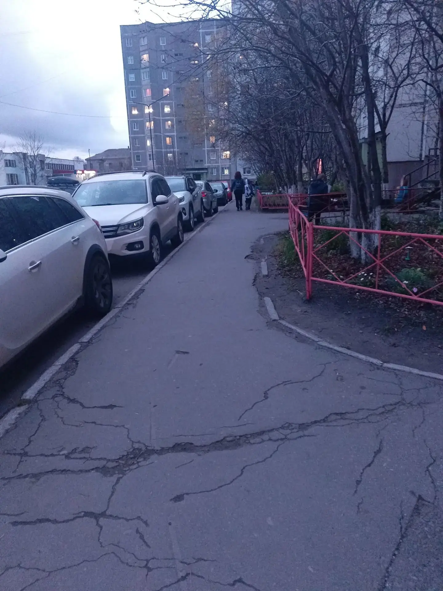 Тем временем продолжаем проводить работу по уборке придомовых территорий. Например, на ...