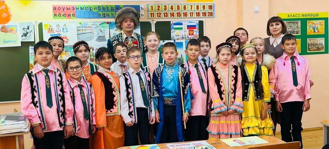 10 октябрҙә республикабыҙҙа Ҡурай көнө билдәләнә. Байрам уңайынан дәрескә Айназдың атаһ...